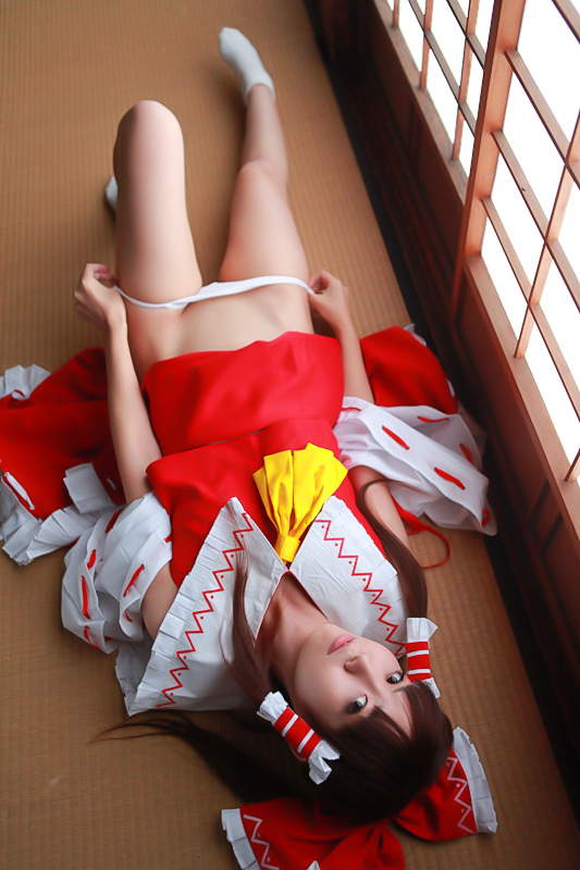 [Cosplay] Reimu Hakurei with dildo and toys - Touhou Project Cosplay